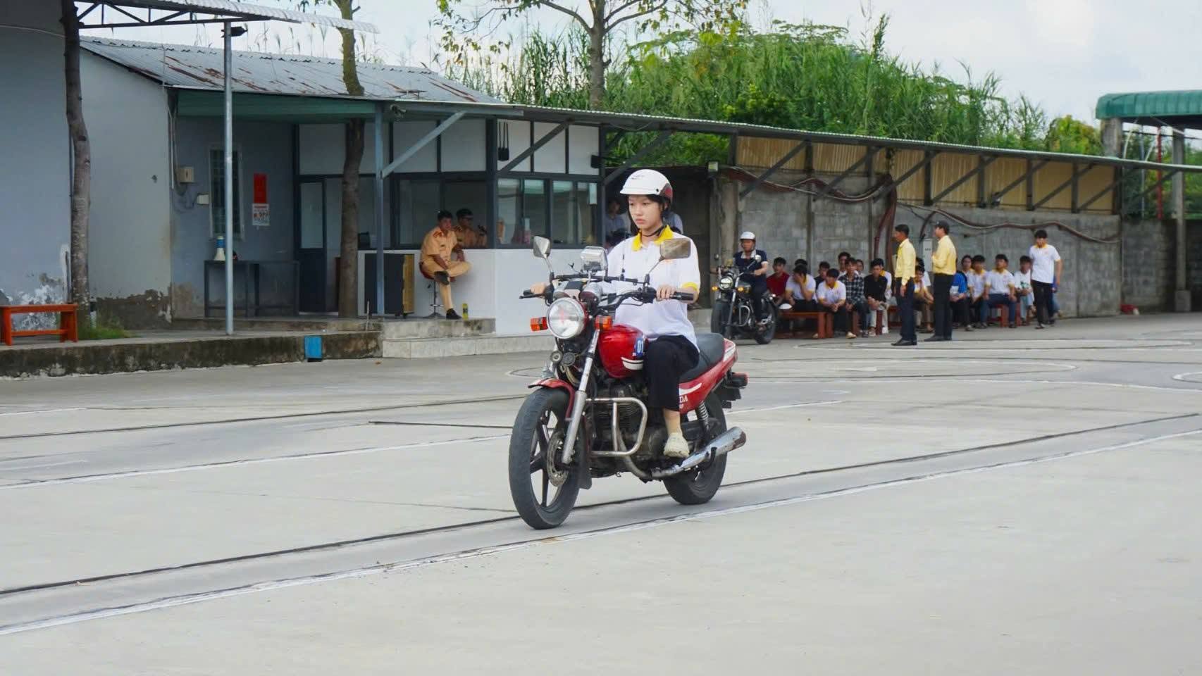 Học Viên Thi Thực Hành Bằng A1 Tại Trường Đào Tạo Và Sát Hạch Lái Xe Chiến Thắng Tiền Giang